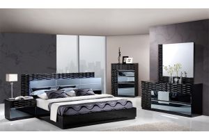 Manhattan Bedroom Set in Black High Gloss